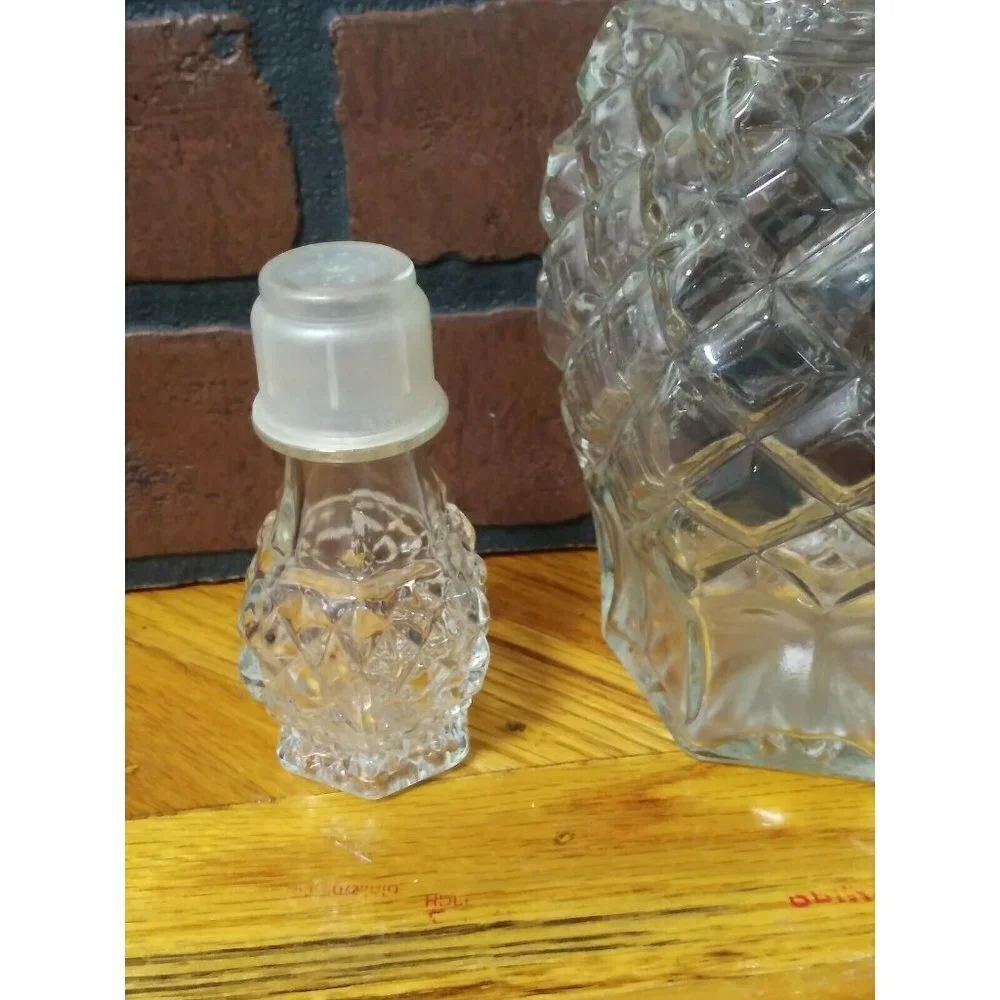 Cut Glass Decanter Full cut pattern Clear glass with stopper 15